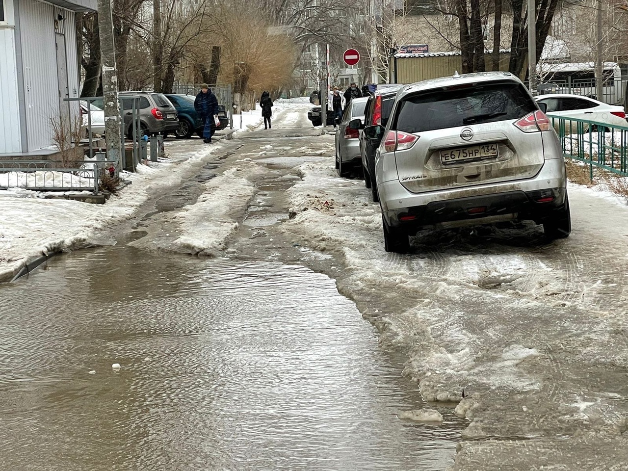 70-тысячная Спартановка добирается вплавь до единственной поликлиники в районе