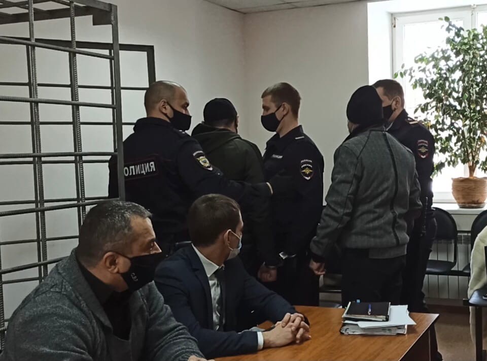 Убивший волгоградца в «Сбербанке» армянин на суде угрожал свидетелям расправой