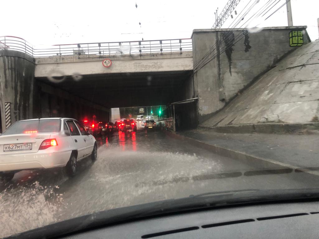 Волжане возмутились рекам на дорогах после дождя и не верят администрации