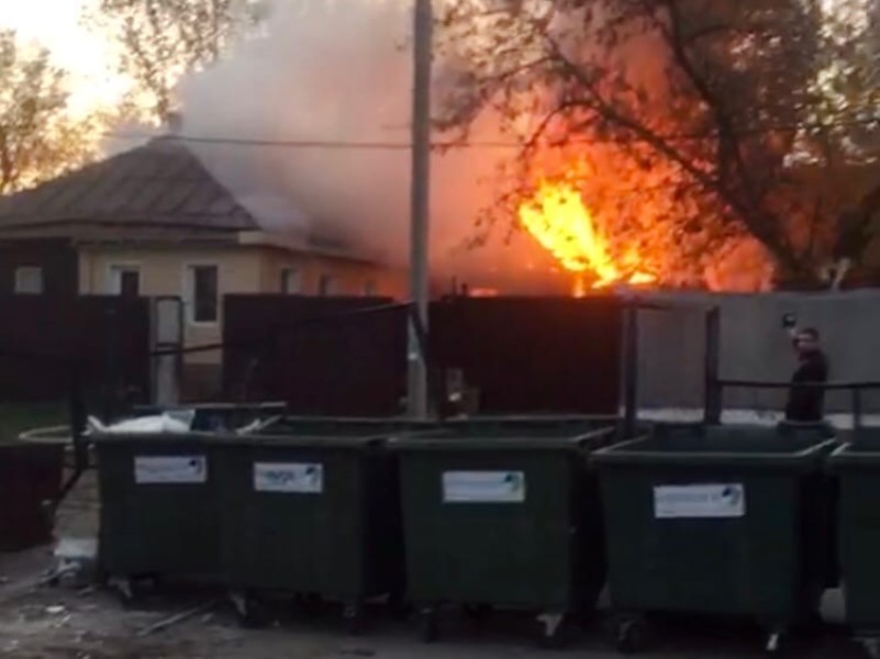 Пожар в доме на севере Волгограда сняли на видео