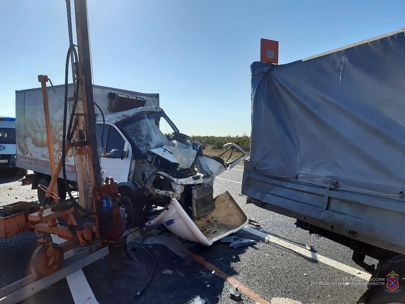 Ремонтировали грузовик на дороге: молодой мужчина погиб в столкновении двух «Газелей» под Волгорадом