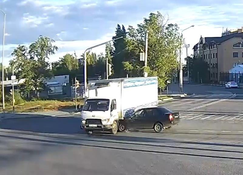 Молодой лихач проехал на красный и попал под грузовик в Волгограде: видео