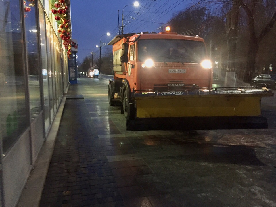 «Реагенты бессильны»: гололед в Волгограде доставил много неудобств людям и властям 