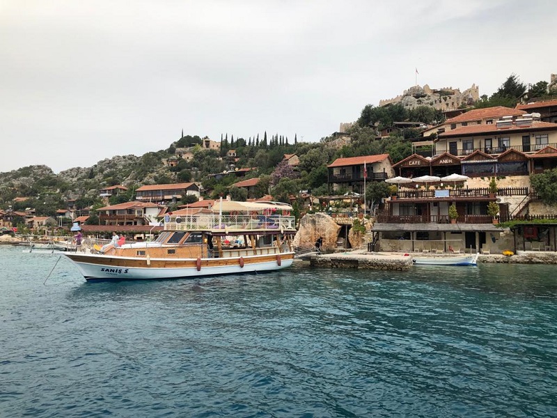 «Если плюнуть в воду, вирус будет в воде»: вирусолог рассказал, как защититься от COVID-19 на пляже 