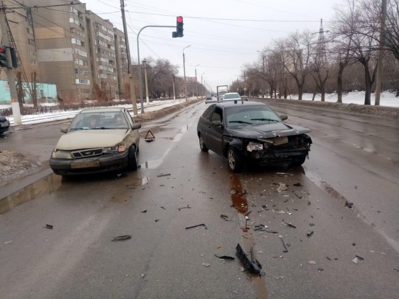 Не уступившая дорогу ВАЗу автолюбительница и ее пассажир попали в больницу в Волжском