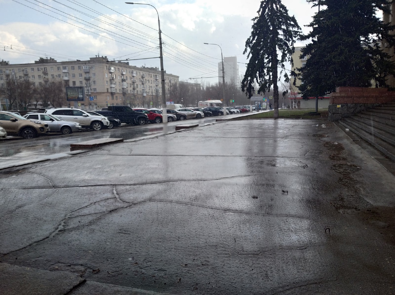 Коммунальщики вышли на улицы Волгограда устранять последствия ливня