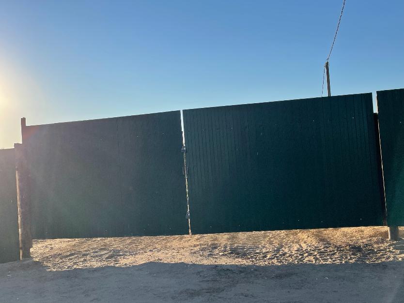 Место преступной вырубки деревьев под Волгоградом спрятали за забор с огромным замком