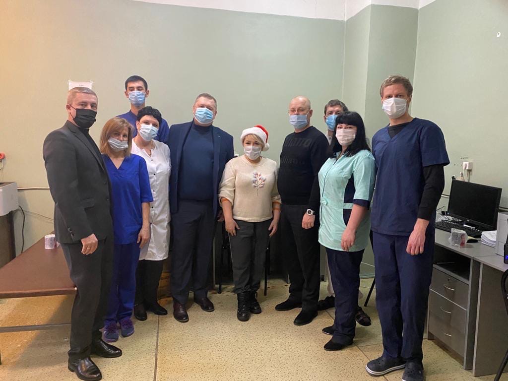 Костюмы и респираторы передала Ирина Гусева врачам, трудящимся в «красной зоне» Ленинской ЦРБ