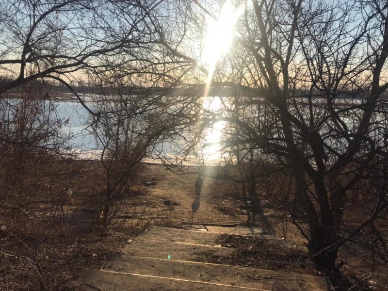 Один мальчик погиб и двое пострадали, провалившись под лед в Волжском