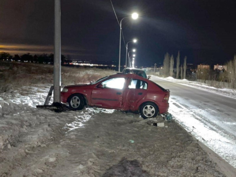 19-летний волгоградец на Opel Astra протаранил столб на пустой дороге в Волгограде