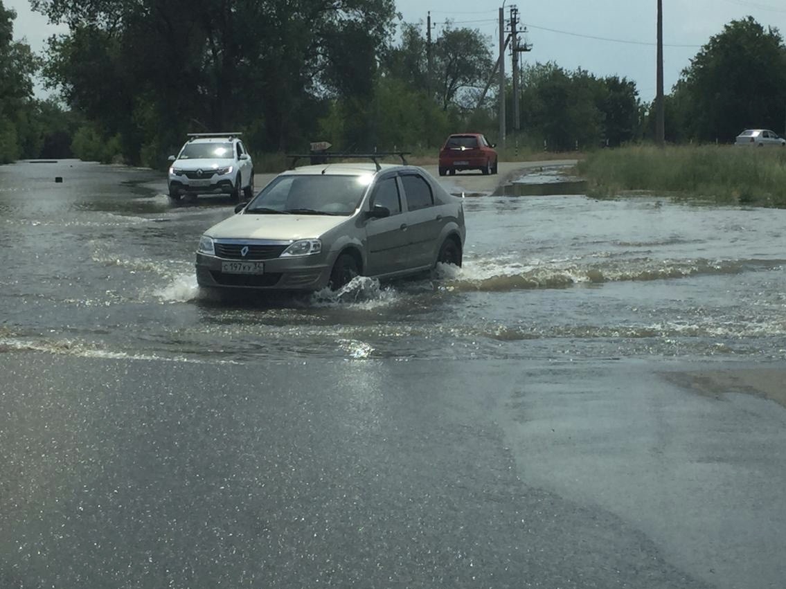 Два оборонных предприятия заливает из-за порыва водопровода в Волгограде
