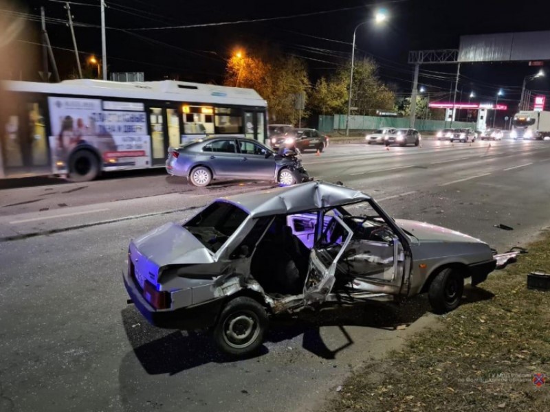 Беременная девушка и еще три человека пострадали в лобовом столкновении седанов в Волгограде