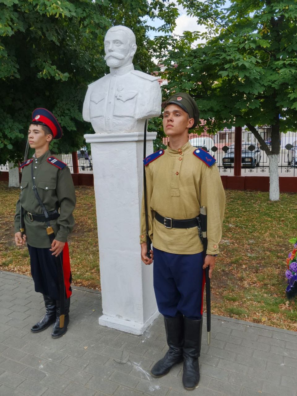 В Урюпинске на месте памятника Сталину на час поставили бюст Николаю II В Урюпинске на месте памятника Сталину на час поставили бюст Николаю II