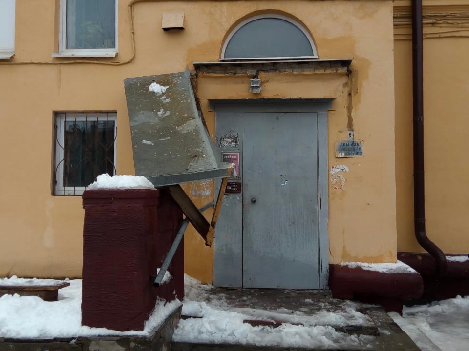 От дома в центре Волгограда кусками отваливается отремонтированный за 11,6 миллионов рублей фасад