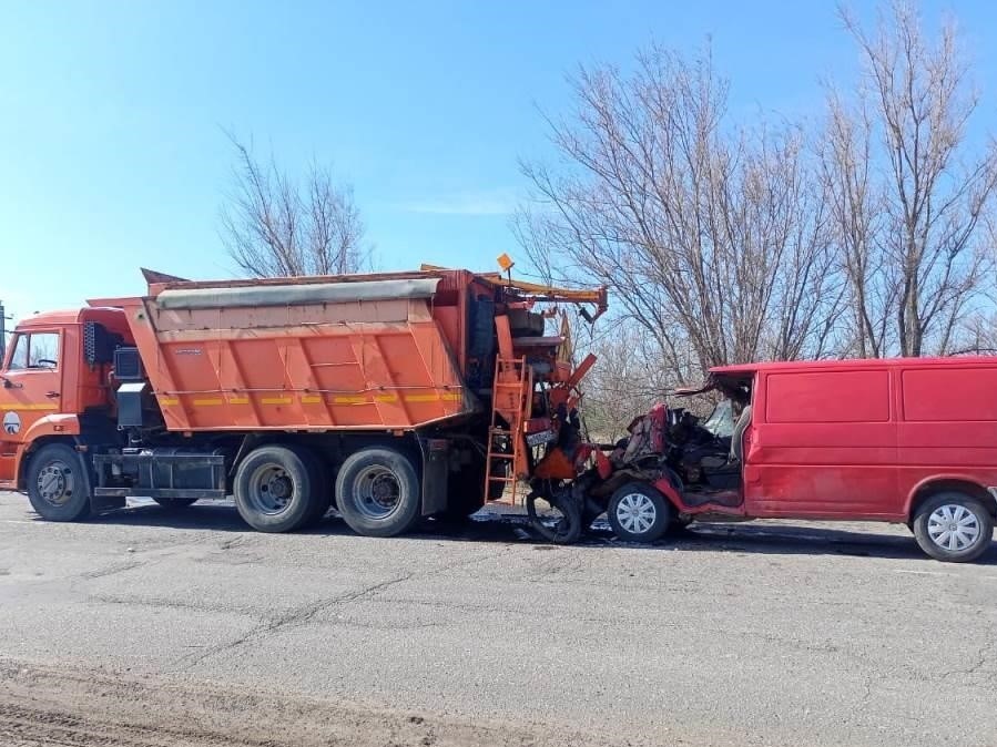 Дорожный рабочий погиб под колесами фургона в Волгоградской области