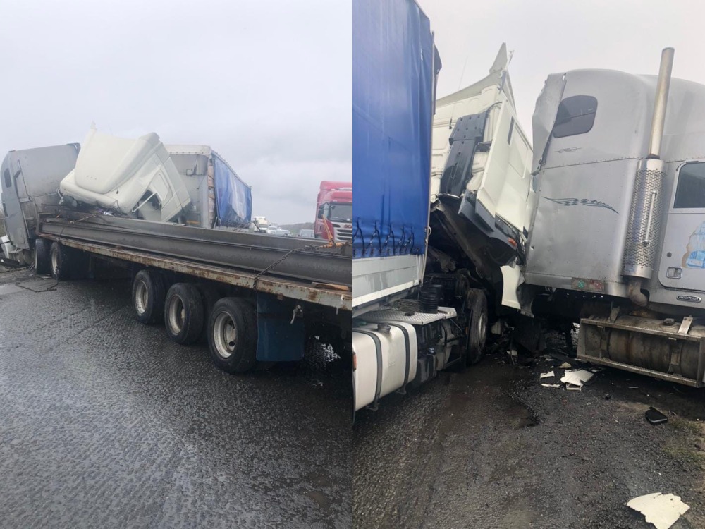 Из-за столкновения двух фур на трассе Волгоград-Москва организовали реверсивное движение