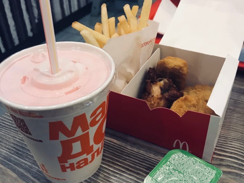 «Жри, что дают»: «Макдоналдс» возобновляет работу в Волгограде под новым названием