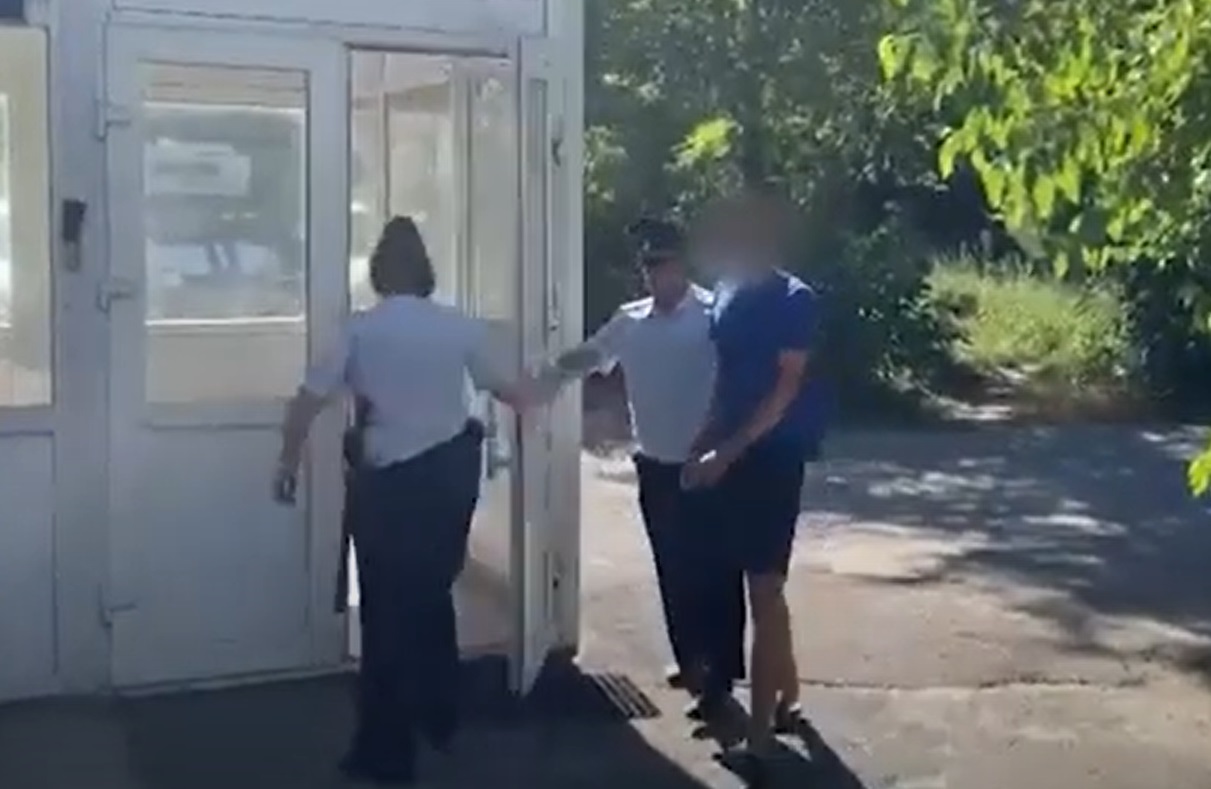 Спасателей, которые не видели тонущего подростка в аквапарке Волжского, отправили в СИЗО