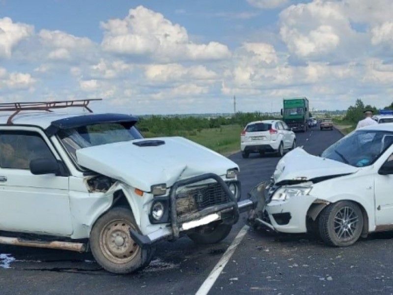 Четыре человека попали в больницу после лобового столкновения под Фролово
