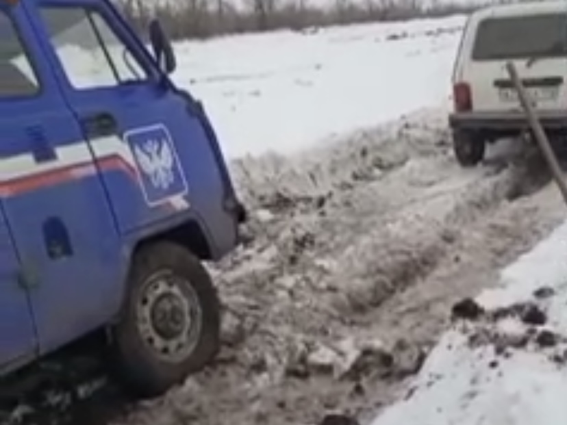 На заметённой снегом дороге под Волгоградом застряла машина, перевозящая деньги