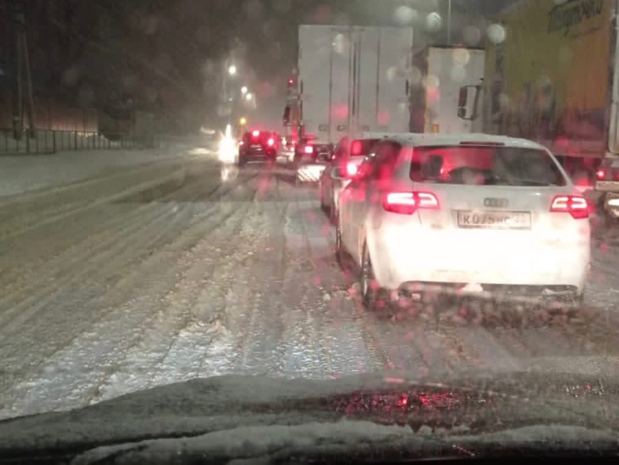 Застрявшие в снегах Волгограда фуры заблокировали въезд в поселок, в котором живет губернатор