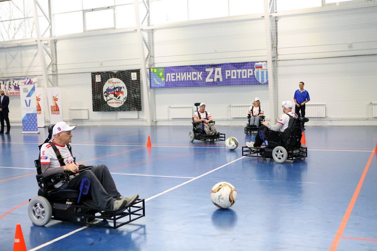 Волгоградская область укрепляет позиции в адаптивном спорте: команде из Ленинска передали четыре электроколяски для ПОДА-футбола