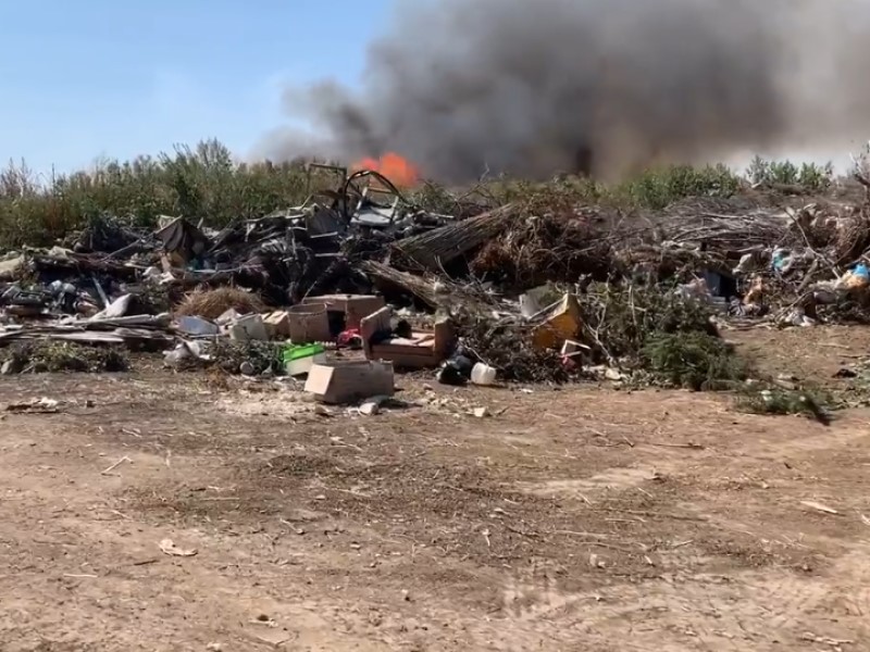 «Ответственность несет глава»: в районе Волгоградской области сутками горит свалка