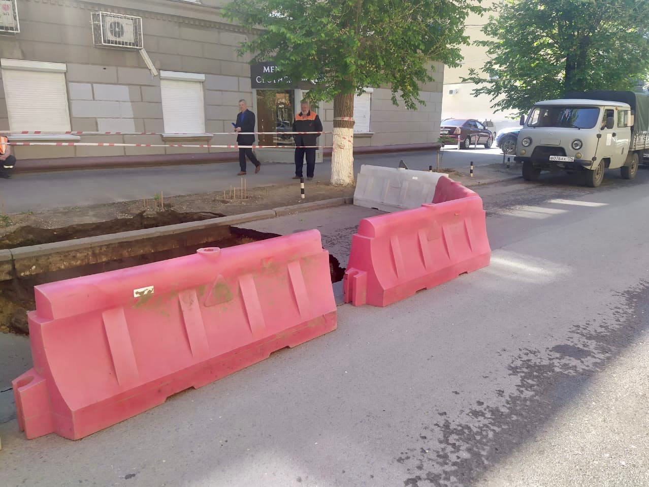Провал на улице Мира в Волгограде огородили и обследуют 
