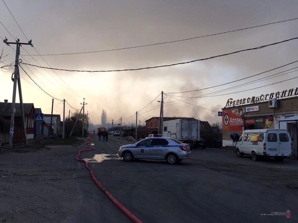 «Уже сгорело около десяти домов»: огромный ландшафтный пожар тушат в Волгограде 