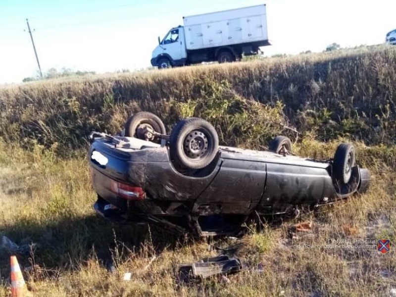 «Двенадцатая» перевернулась в кювет в Волгоградской области: 10-летний мальчик и его отец в больнице