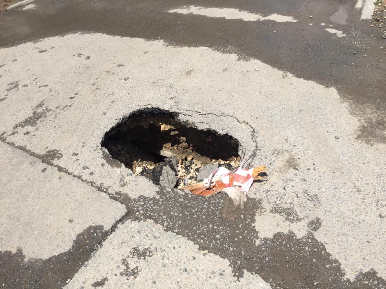Асфальт провалился под землю на севере Волгограда 
