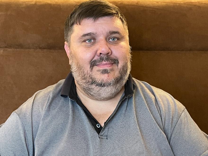 Неизвестный протаранил машину правозащитника Ульянова в Волгограде