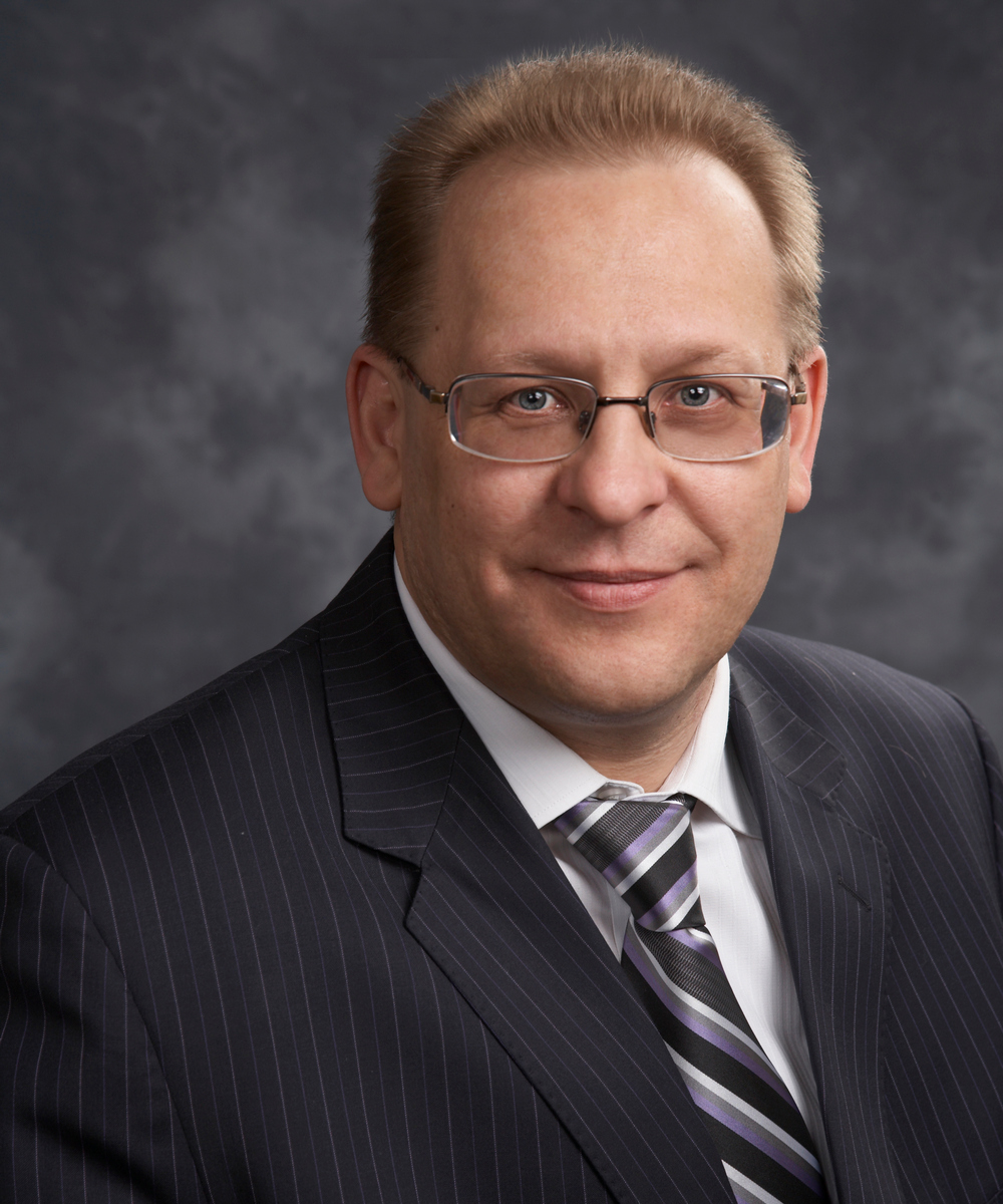 Вечно молодой волгоградский экс- депутат счастливо улыбается весь сегодняшний день