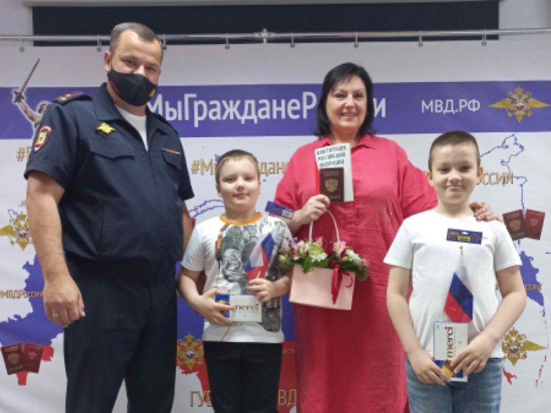 В Волгограде дали российский паспорт эвакуированной из Луганской народной республики женщине