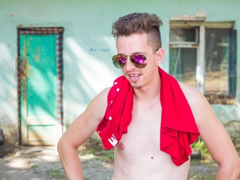 «Изуродовал лицо»: неформал изрезал жену розочкой в Урюпинске