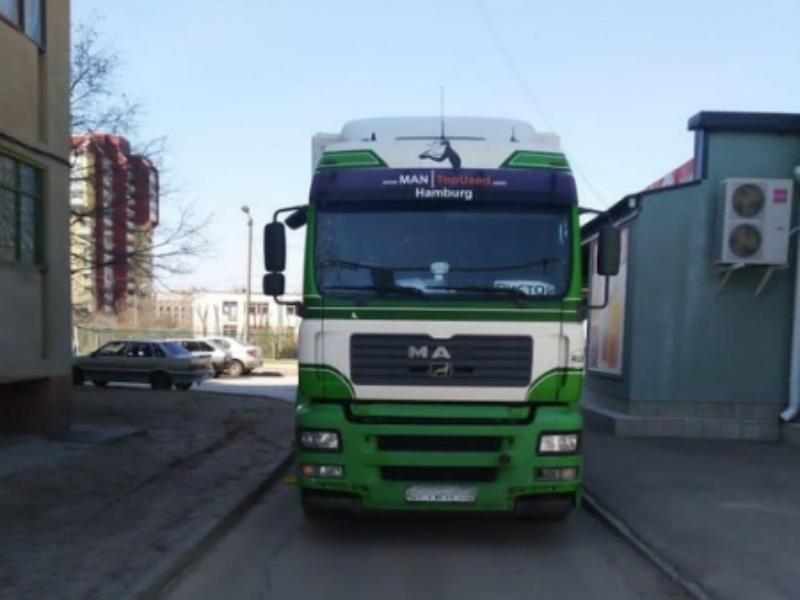 В Волжском водитель грузовика задавил коляску с малышом