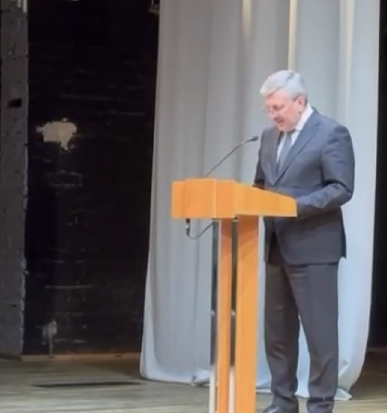 На фоне ободранных стен прошел отчет главы Волгограда о проделанной работе