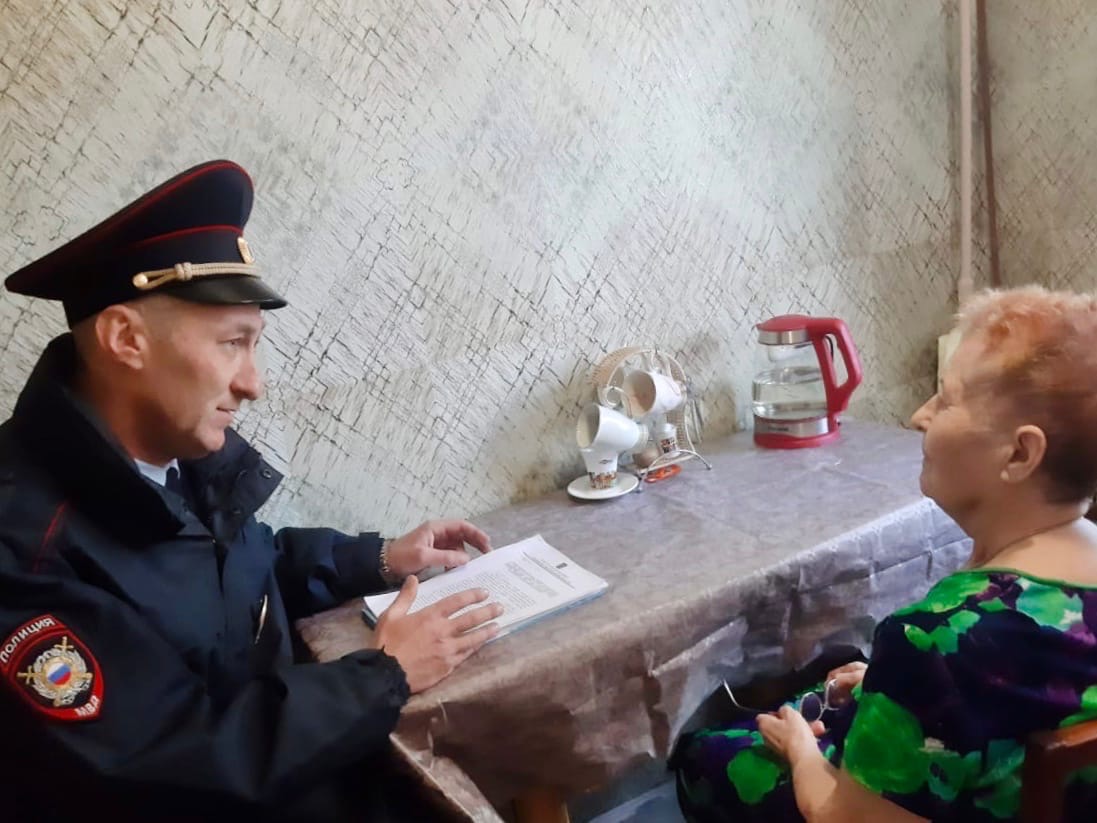 Полицейские следят за пенсионерами и вернувшимися из-за границы волгоградцами