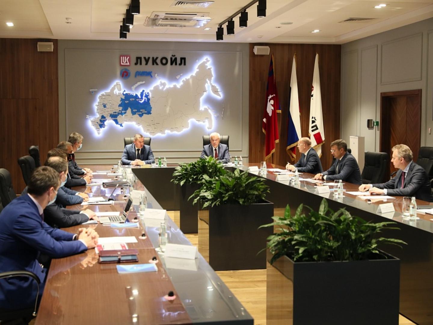 Андрей Бочаров и Вагит Алекперов провели рабочую встречу в Волгограде