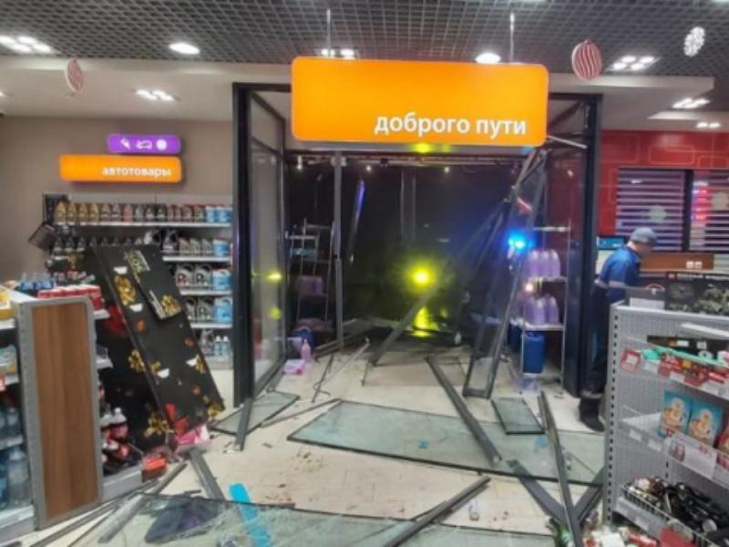 Пьяный волгоградец протаранил минимаркет на АЗС 
