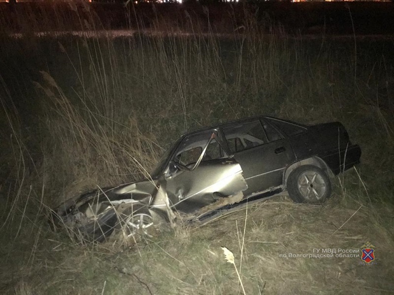 «Впереди были провода»: волгоградка с 17-летней пассажиркой попали в аварию на ночной дороге