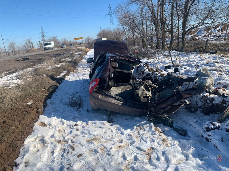 Легковушку занесло под фуру на трассе в Волгограде: есть жертвы