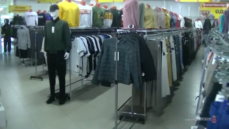 На торговца палеными брендовыми вещами на миллионы завели уголовное дело в Волжском