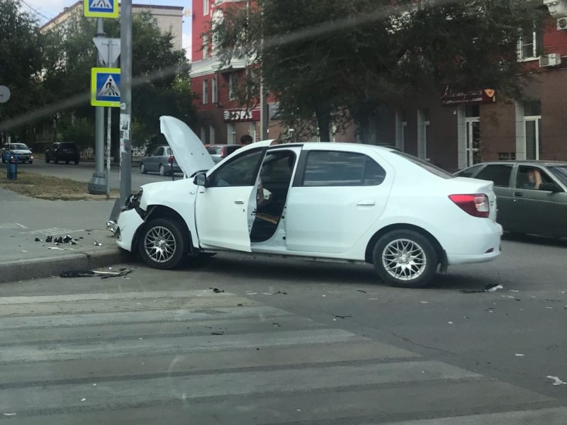 Белый рено террористов. Рено Логан белый авария. ДТП С участием Рено Логан.