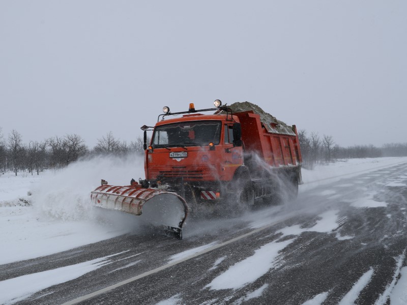 На трассах Волгоградской области расчищают снежные заносы