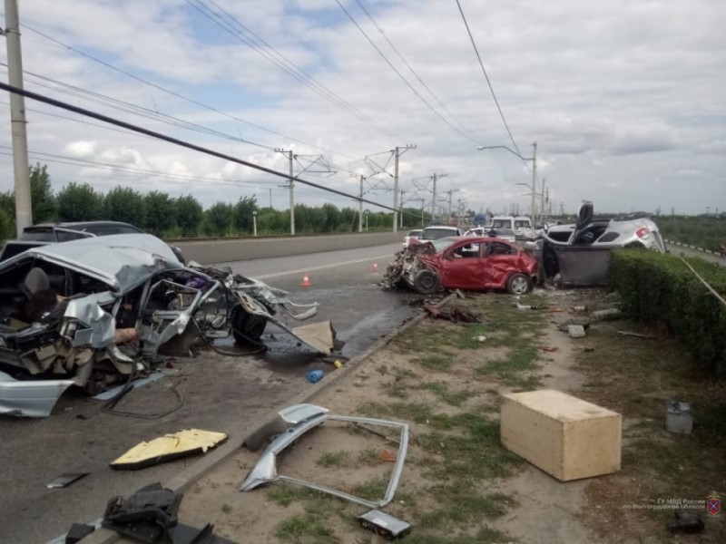 В колонию отправляется Андрей Савельев, погубивший двоих друзей и оставивший без руки мальчика на Волжской ГЭС