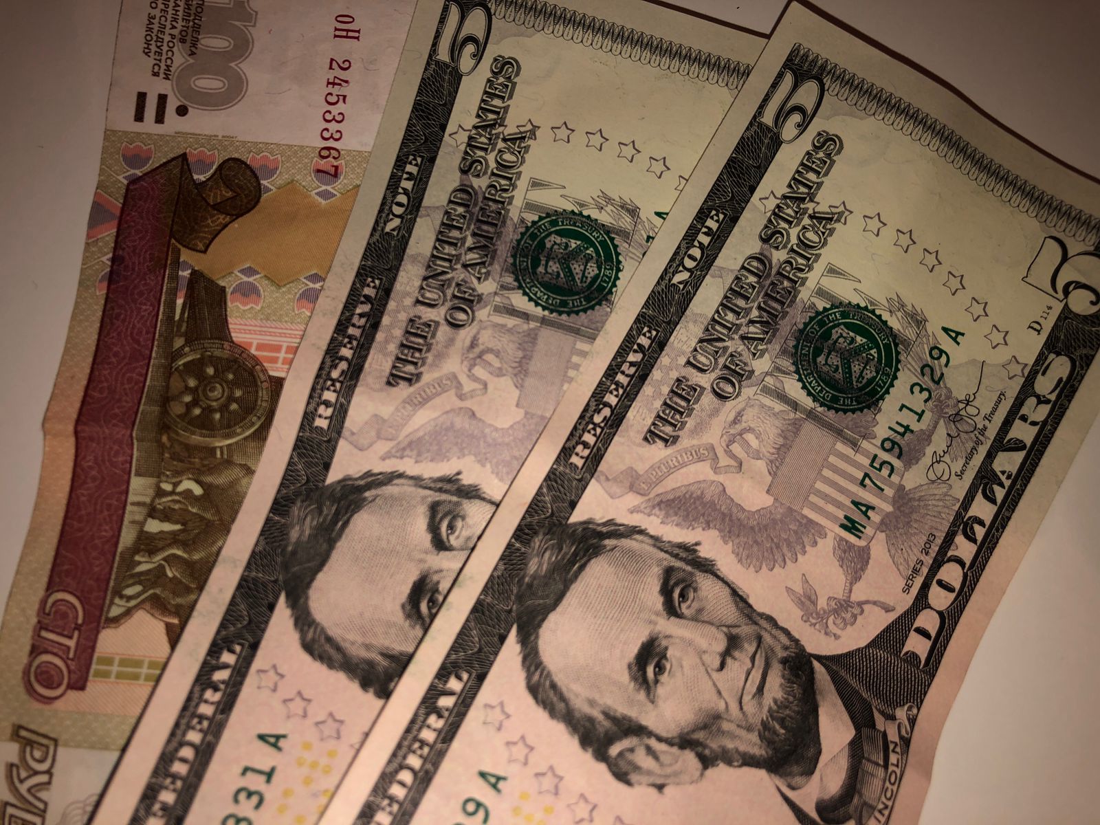 В каком банке лучше купить и продать доллары в Волгограде 6 апреля