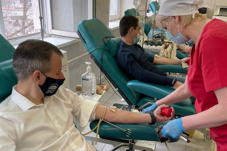 Волгоградский депутат пожертвовал собственной кровью для спасения людей