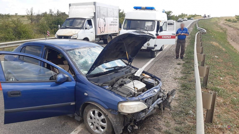 Девушка на «Opel Astra» в Волгоградской области протаранила отбойник 