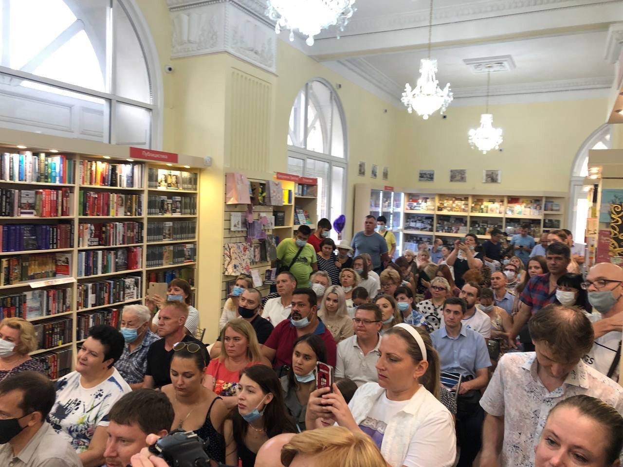 Писателя Захара Прилепина требуют наказать за распространение коронавируса в Волгограде под эгидой «Справедливой России»